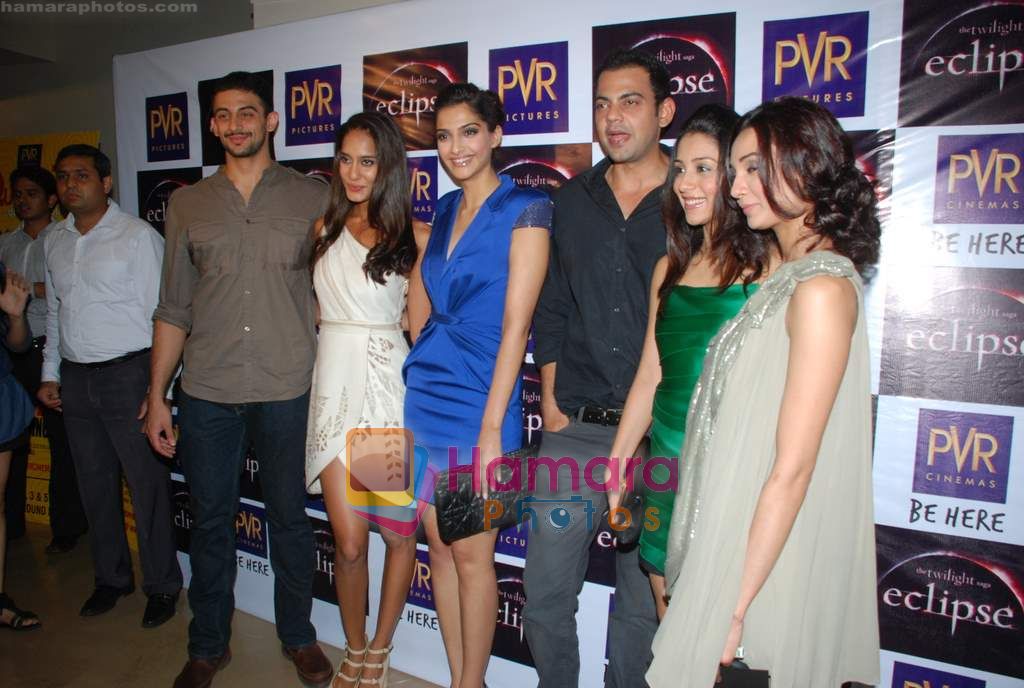 Cyrus Sahukar, Ira Dubey, Sonam Kapoor, Amrita Puri, Lisa Haydon at Twilight Eclipse premiere in PVR, Juhu on 29th July 2010 