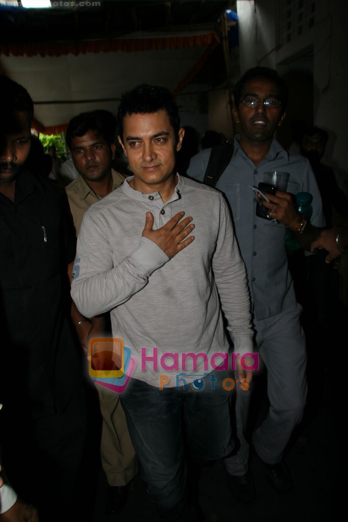 Aamir Khan at the promotion of Peepli Live on Indian Idol in Filmistan Studio, Mumbai on 3rd Aug 2010 