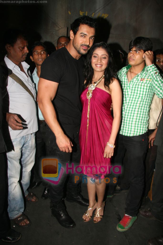 John Abraham, Sunidhi Chauhan at the promotion of Aashayein on Indian Idol in Filmistan Studio, Mumbai on 3rd Aug 2010 
