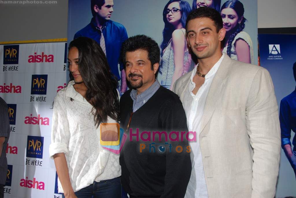 Lisa Haydon, Anil Kapoor, Arunoday Singh at Aisha film premiere in PVR, Juhu on 5th Aug 2010 