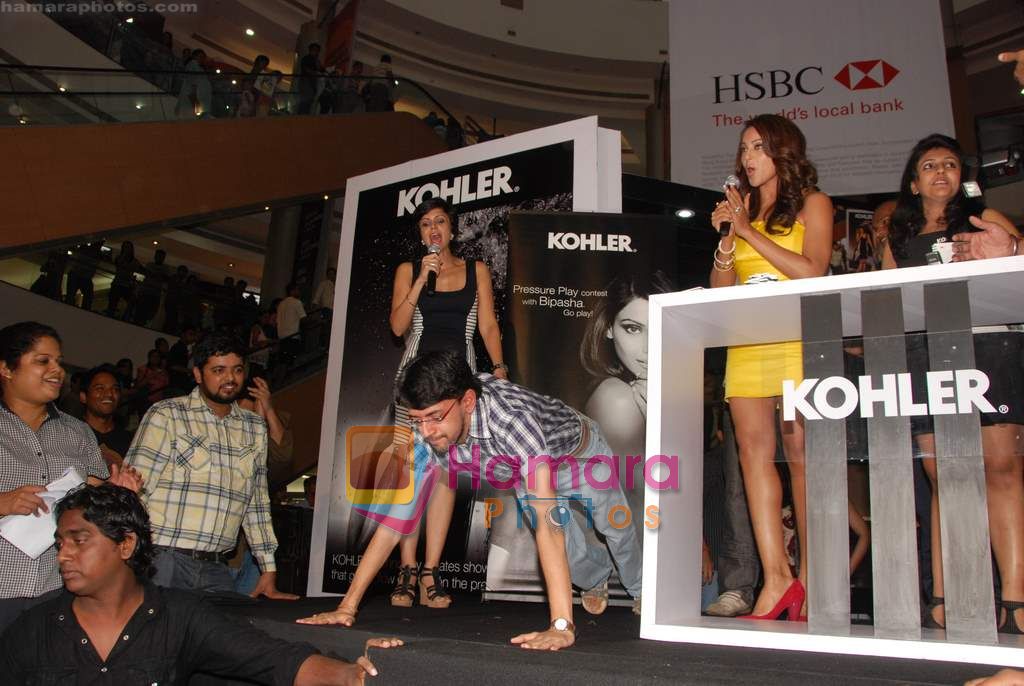 Mandira Bedi, Bipasha Basu at Kohler pressure play games event in Inorbit Mall, Malad on 7th Aug 2010 