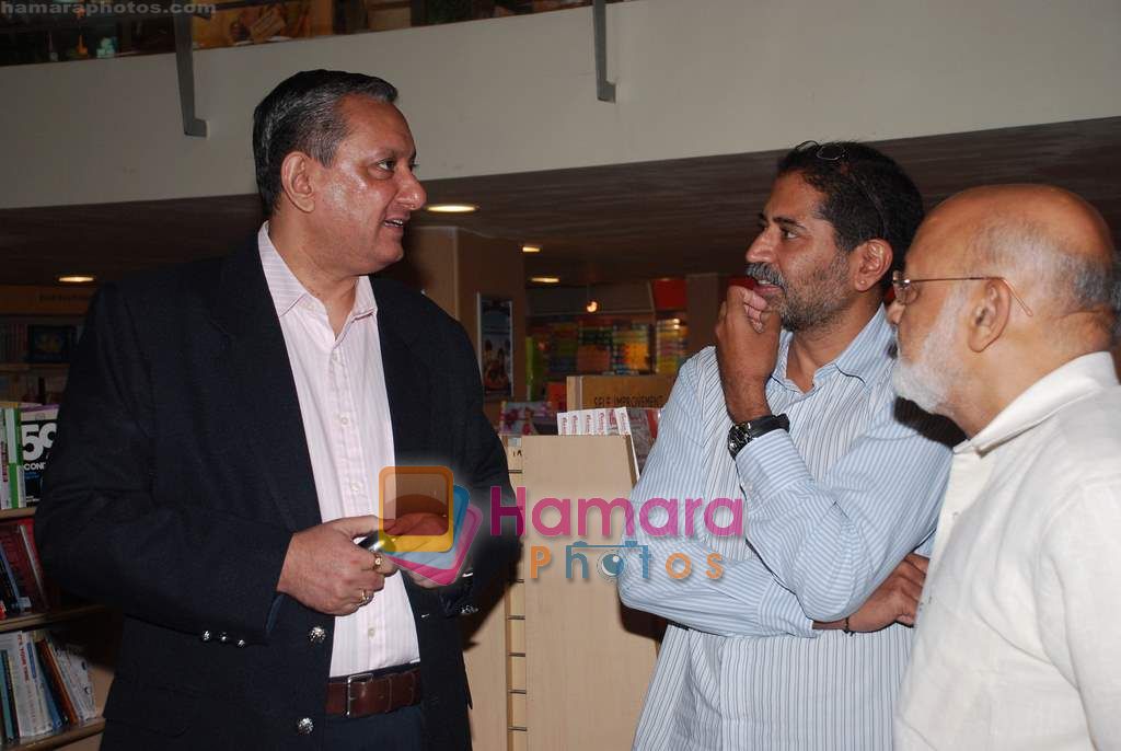 at International Jewellery Week in Trident on 10th Aug 2010 
