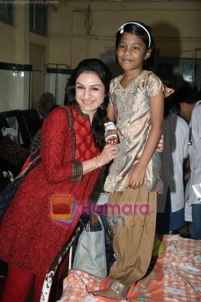 Akriti Kakkar celebrates birthday with Aids patients in Sion Hospital on 10th Aug 2010 