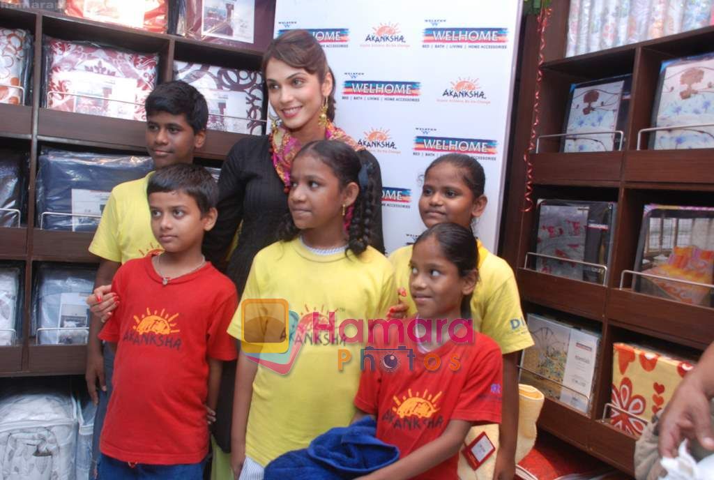 Isha Koppikar with Akanksha children at Welspun showroom in Andhero on 12th Aug 2010 