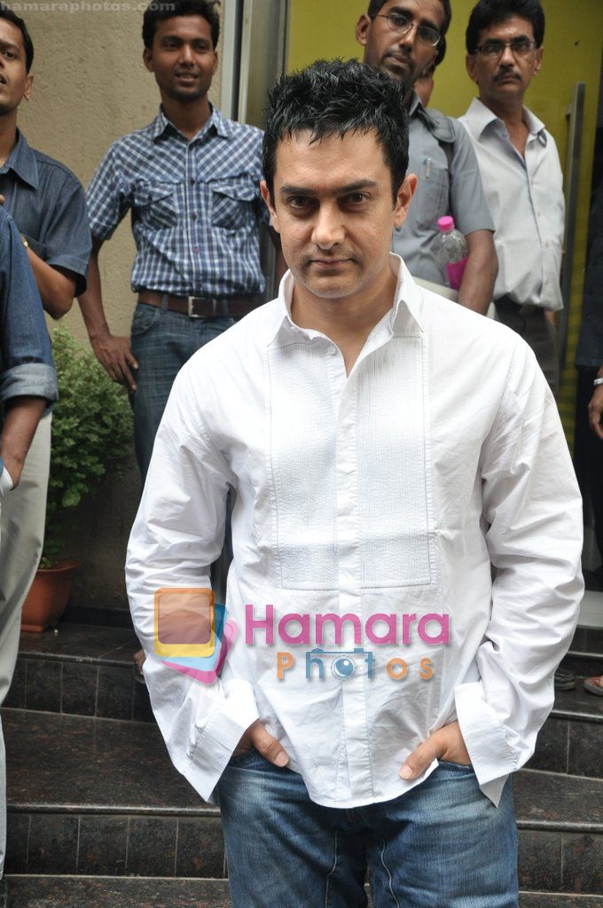 Aamir Khan watch Peepli live in Pixion,Bandra, Mumbai on 12th Aug 2010