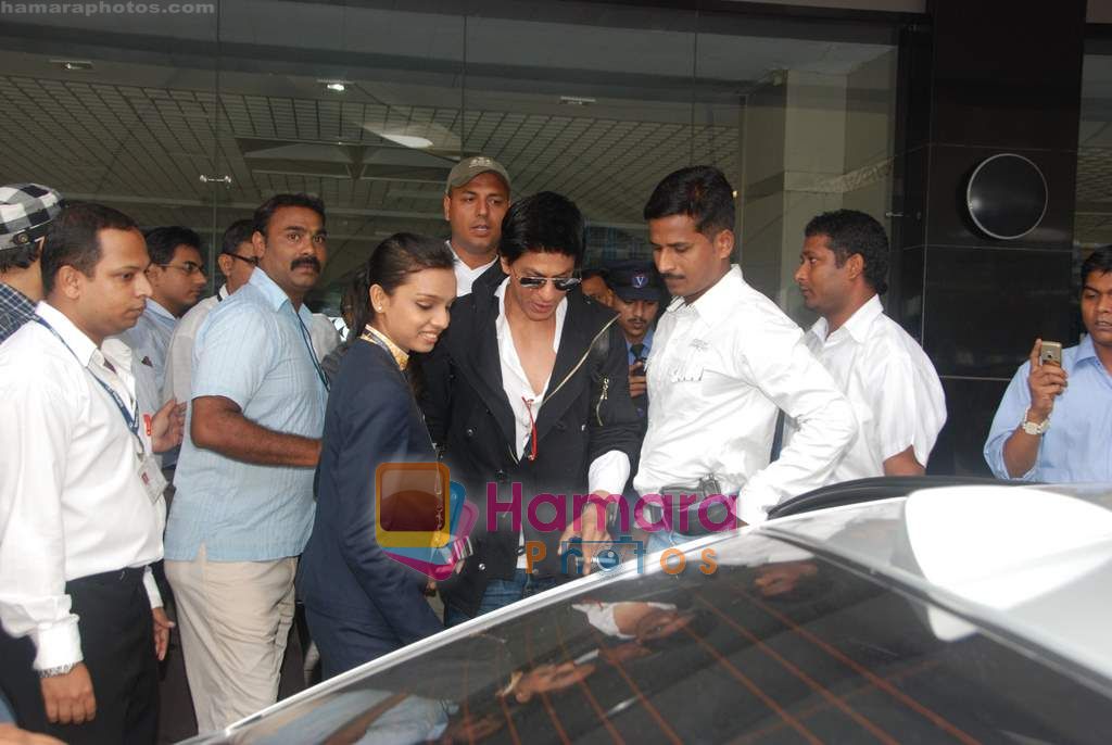 Shahrukh Khan, Shilpa Shetty snapped at Mumbai airport  on 14th Aug 2010 