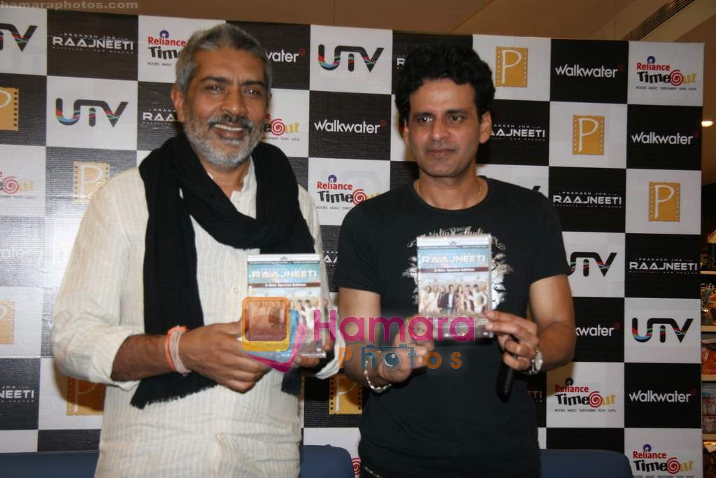 Manoj Bajpai, Prakash Jha at Raajneeti DVD launch in Reliance Trends, Bandra on 14th Aug 2010 