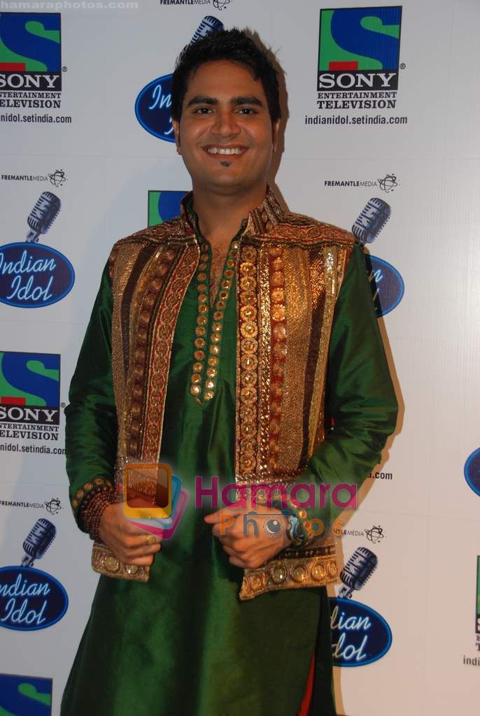 Rakesh on the sets of Indian Idol in Filmistan on 14th Aug 2010 
