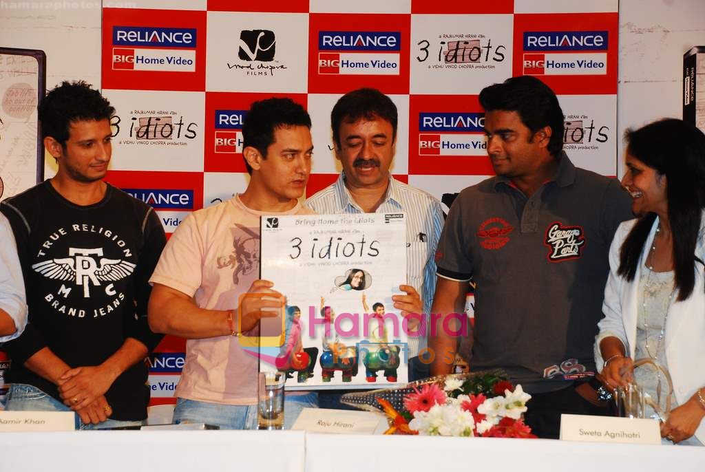 Aamir Khan, Rajkumar Hirani, Madhavan, Sharman Joshi at 3 Idiots DVD launch in Grand Hyatt on 27th Aug 2010 