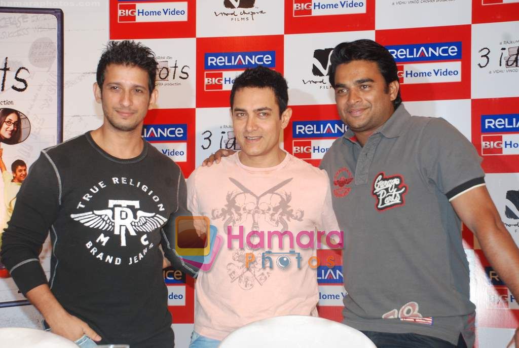 Aamir Khan, Madhavan, Sharman Joshi at 3 Idiots DVD launch in Grand Hyatt on 27th Aug 2010 