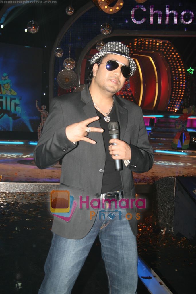 Mika Singh on the sets of Chote Ustaad on 30th Aug 2010 