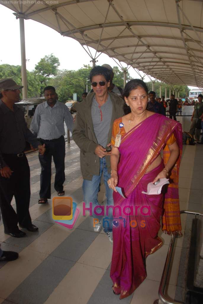 Shahrukh Khan snapped as he returns from Kolkatta on 31st Aug 2010