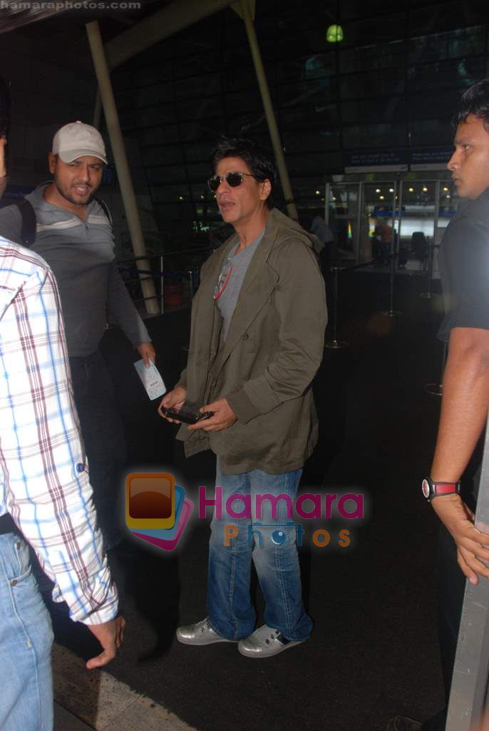 Shahrukh Khan snapped as he returns from Kolkatta on 31st Aug 2010 