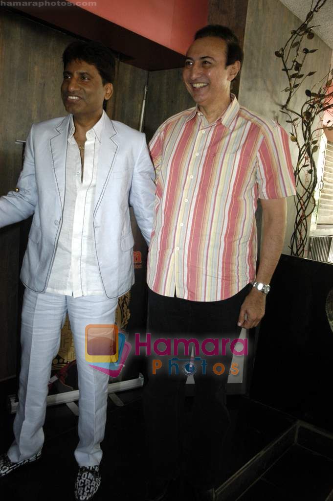 Raju Shrivastav, Anang Desai at Pawan Shankar's Fashionista launch in Kafedor on 2nd Sept 2010 