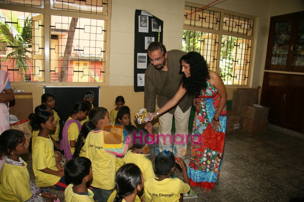 Kabir Bedi, Parveen Dusanj visit Akansha NGO in PRabhadevi, Mumbai on 2nd Sept 2010 