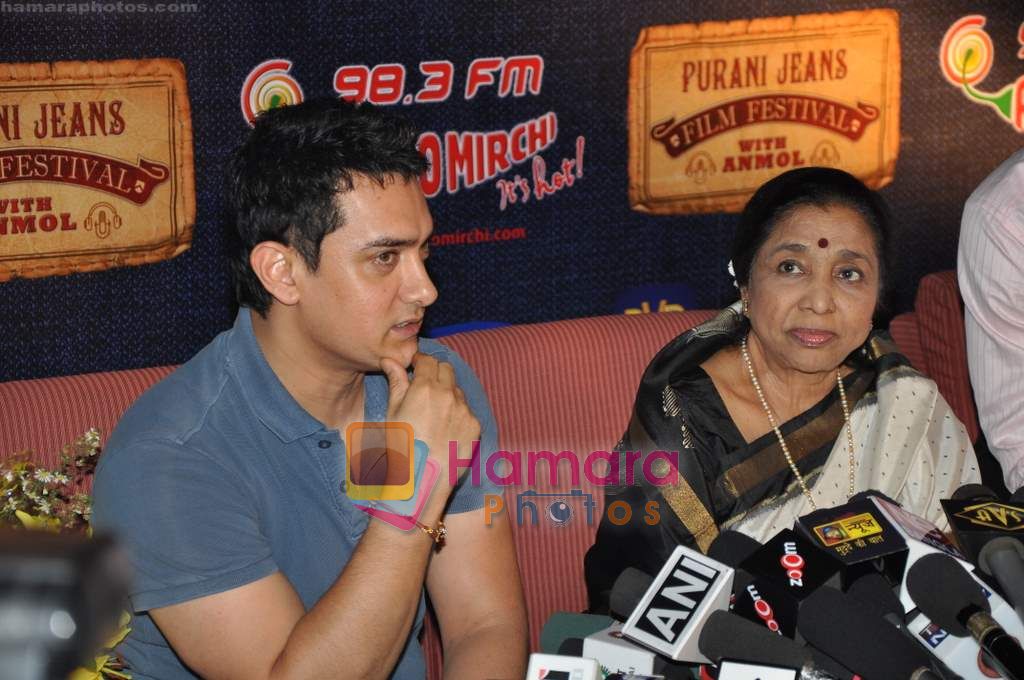 Aamir Khan, Asha Bhosle at Teesri manzil screening on 4th Sept 2010 
