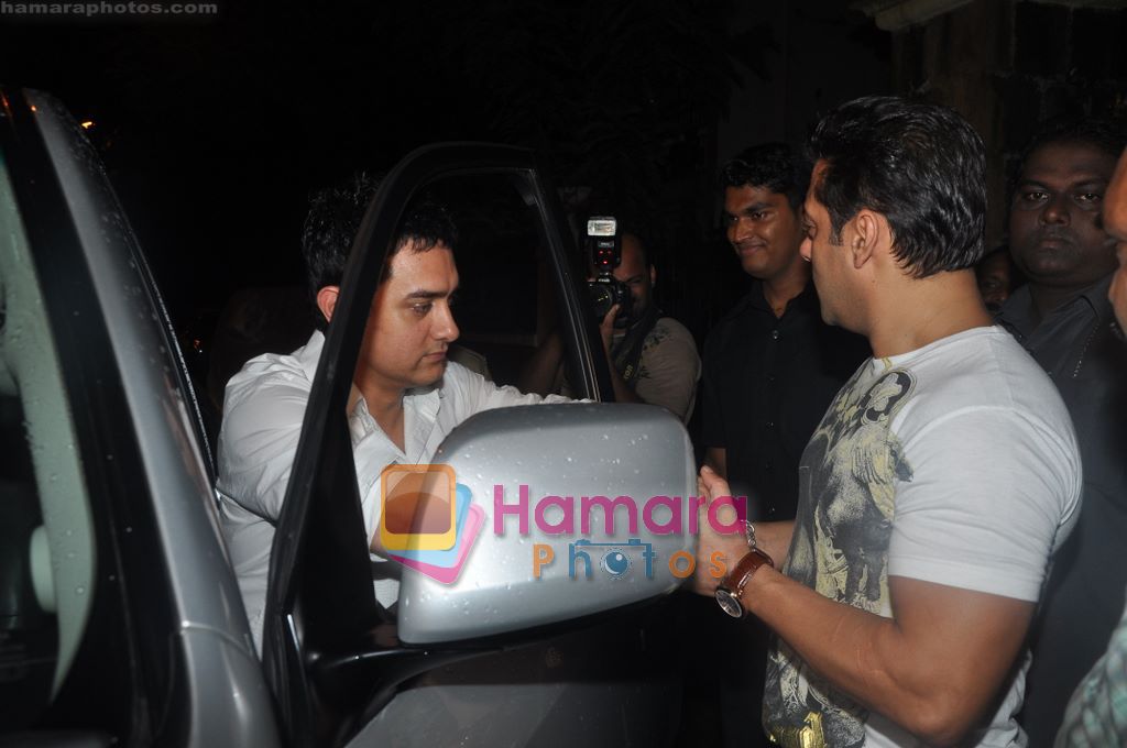 Aamir Khan, Salman Khan watch Salman Khan's Dabangg in Ketnav, Mumbai on 6th Sept 2010 