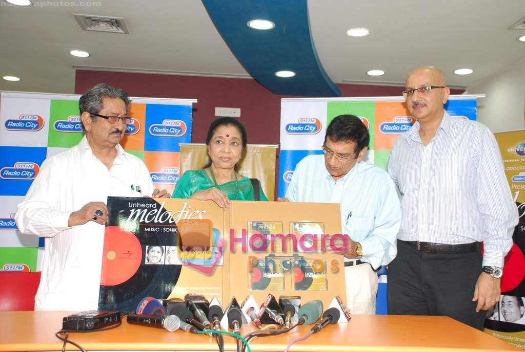 Asha Bhosle launches Unheard Melodies at Radio City in association with Universal in Bandra on 6th Sept 2010 