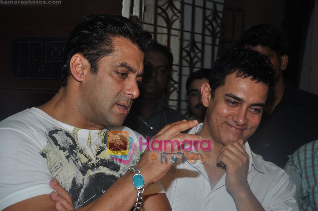 Aamir Khan, Salman Khan watch Salman Khan's Dabangg in Ketnav, Mumbai on 6th Sept 2010 