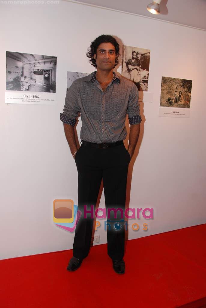 Sikander Kher at Anupam Kher's art exhibition in Bandra on 7th Sept 2010 