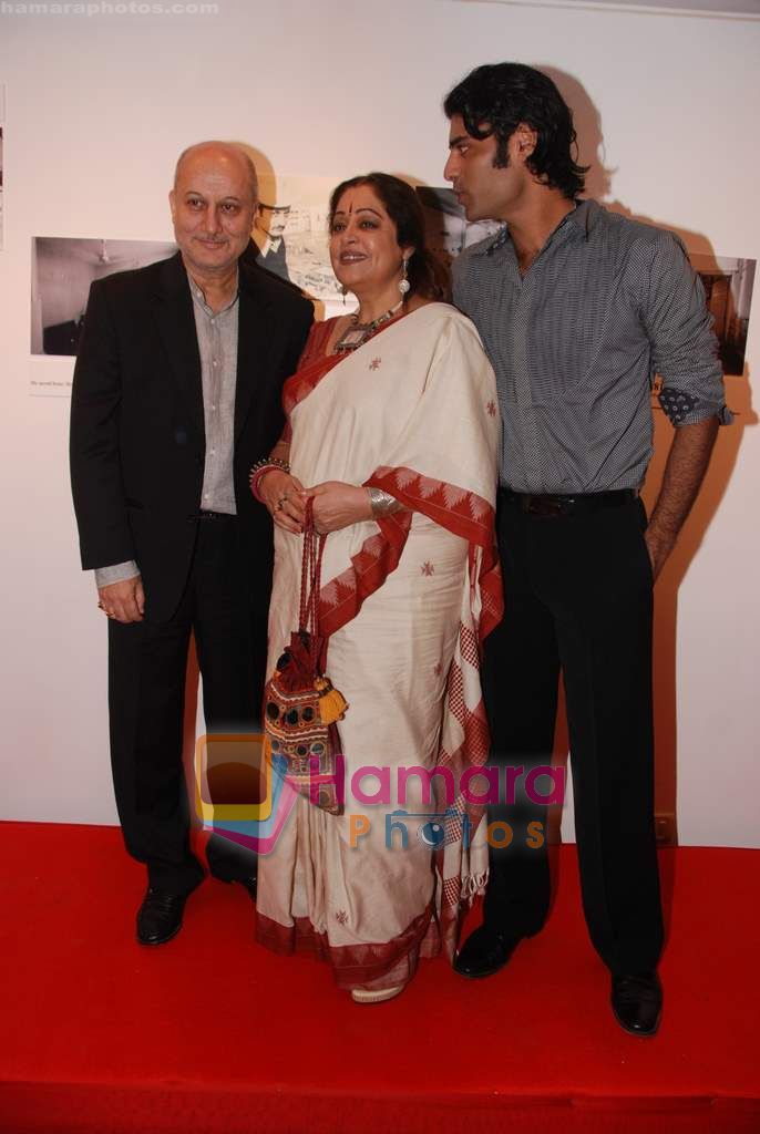 Sikander Kher, Kiron Kher, Anupam Kher at Anupam Kher's art exhibition in Bandra on 7th Sept 2010 