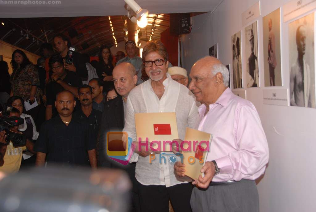 Amitabh Bachchan, Anupam Kher, Yash Chopra at Anupam Kher's art exhibition in Bandra on 7th Sept 2010 