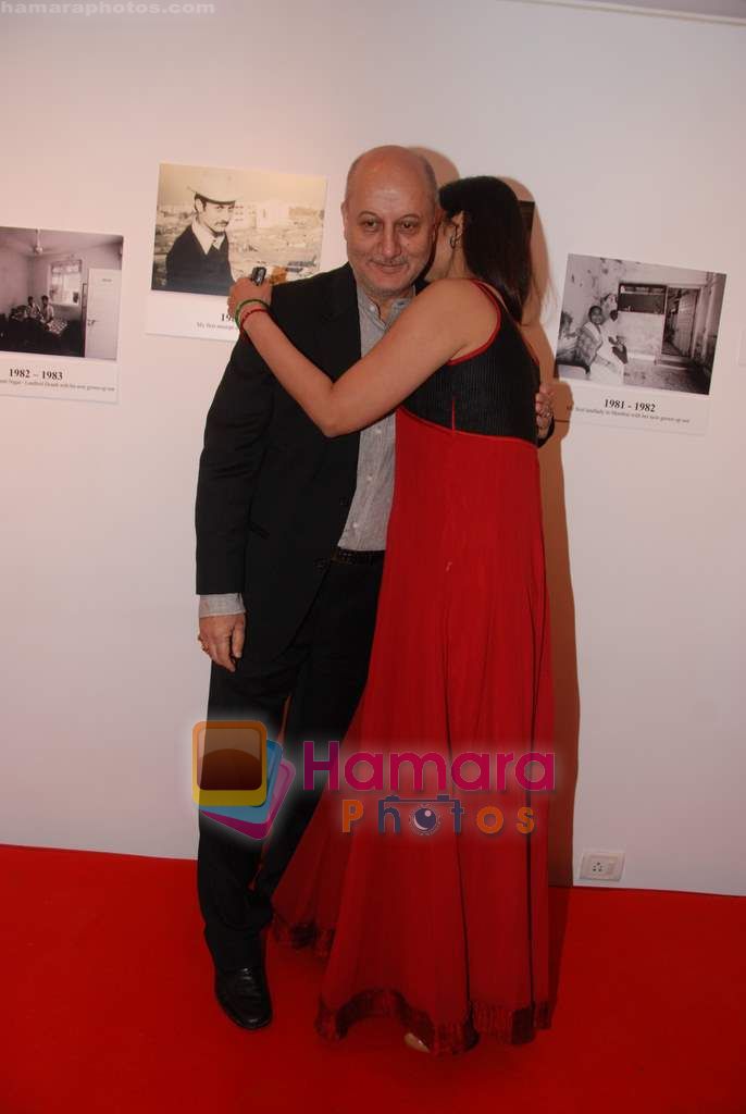 Tabu at Anupam Kher's art exhibition in Bandra on 7th Sept 2010 
