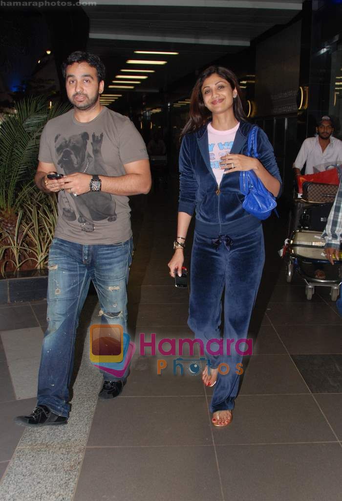 Shilpa Shetty, Raj Kundra snapped as they return from Singapore tonite in  Airport on 9th Sept 2010 
