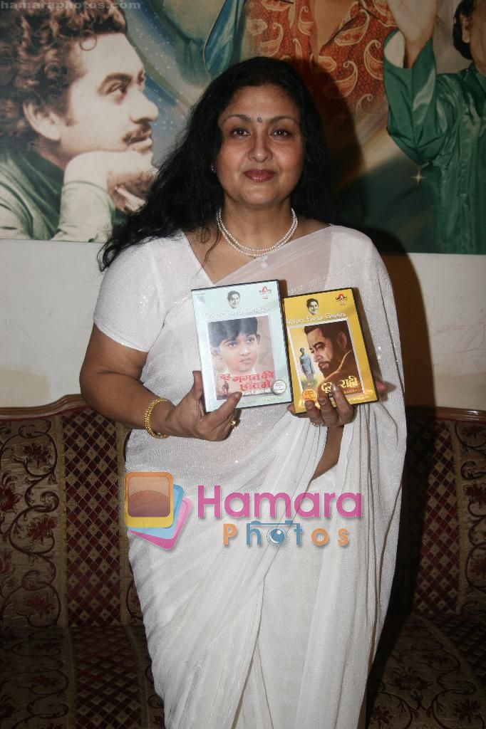 Leena Chandavarkar at Door Gagan Ki Chhaon Mein and Door Ka Rahi two movies of  Kishore Kumar released at  his bungalow on 10th Sept 2010 