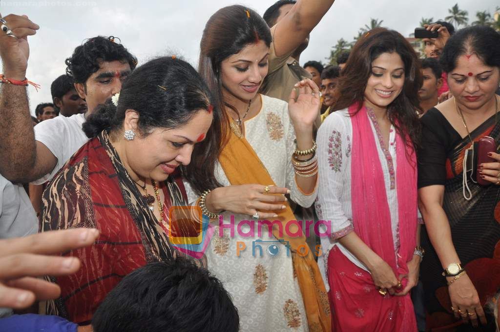 Shilpa Shetty, Shamita Shetty at Shilpa Shetty's Ganpati visarjan on 12th Sept 2010 