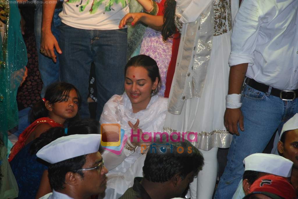 Sonakshi Sinha at Salman Khan's Ganpati visarjan on 12th Sept 2010 