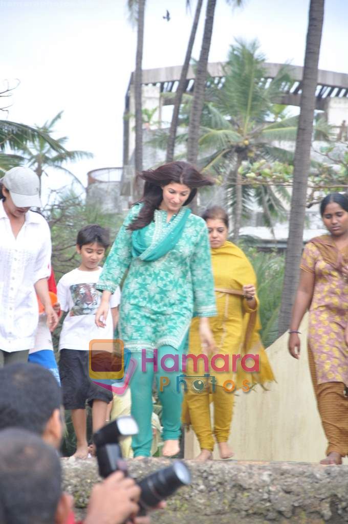 Twinkle Khanna at Akshay Kumar's Ganpati visarjan on 12th Sept 2010
