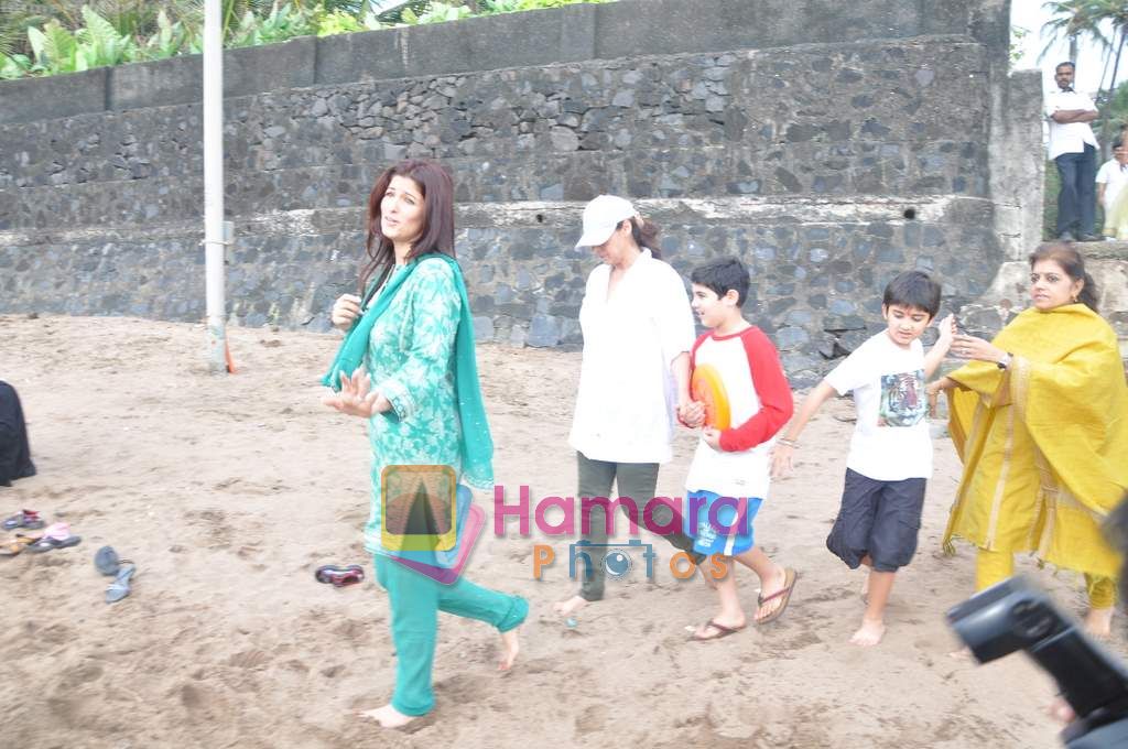 Twinkle Khanna at Akshay Kumar's Ganpati visarjan on 12th Sept 2010 