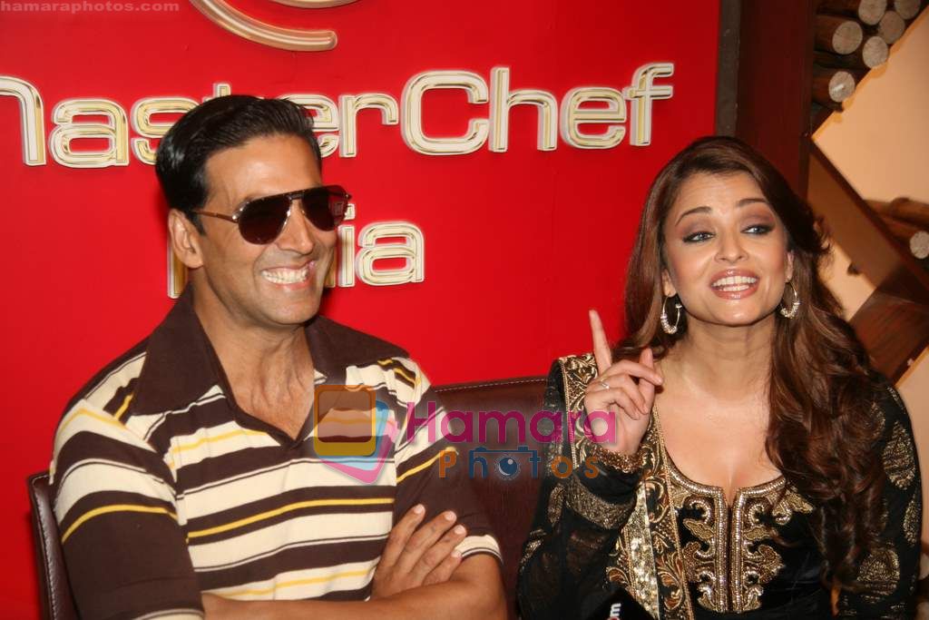 Akshay Kumar, Aishwarya Rai Bachchan on the sets of Master Chef in Film City on 16th Sept 2010