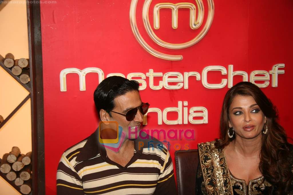 Akshay Kumar, Aishwarya Rai Bachchan on the sets of Master Chef in Film City on 16th Sept 2010 