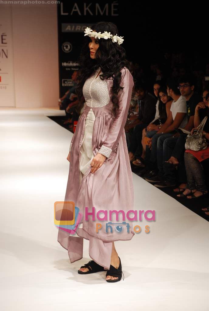 Nandana Sen walks the ramp for Digvijay Singh Show at Lakme Winter fashion week day 1 on 17th Sept 2010 