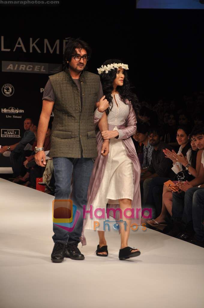 Nandana Sen walks the ramp for Digvijay Singh Show at Lakme Winter fashion week day 1 on 17th Sept 2010 