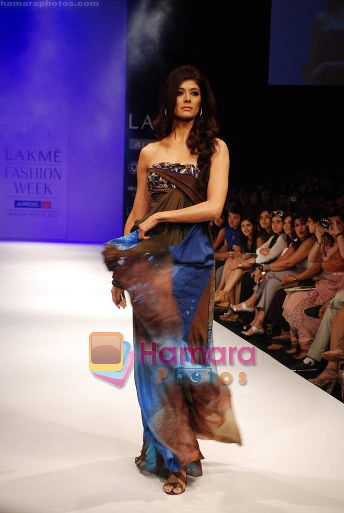 Pooja Batra walks the ramp for Babita Show at Lakme Winter fashion week day 2 on 18th Sept 2010 