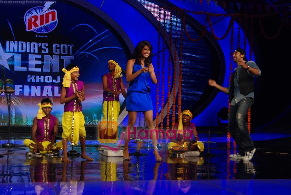 Priyanka Chopra, Ranbir Kapoor on the sets of India's Got Talent  in Film City on 18th Sept 2010 