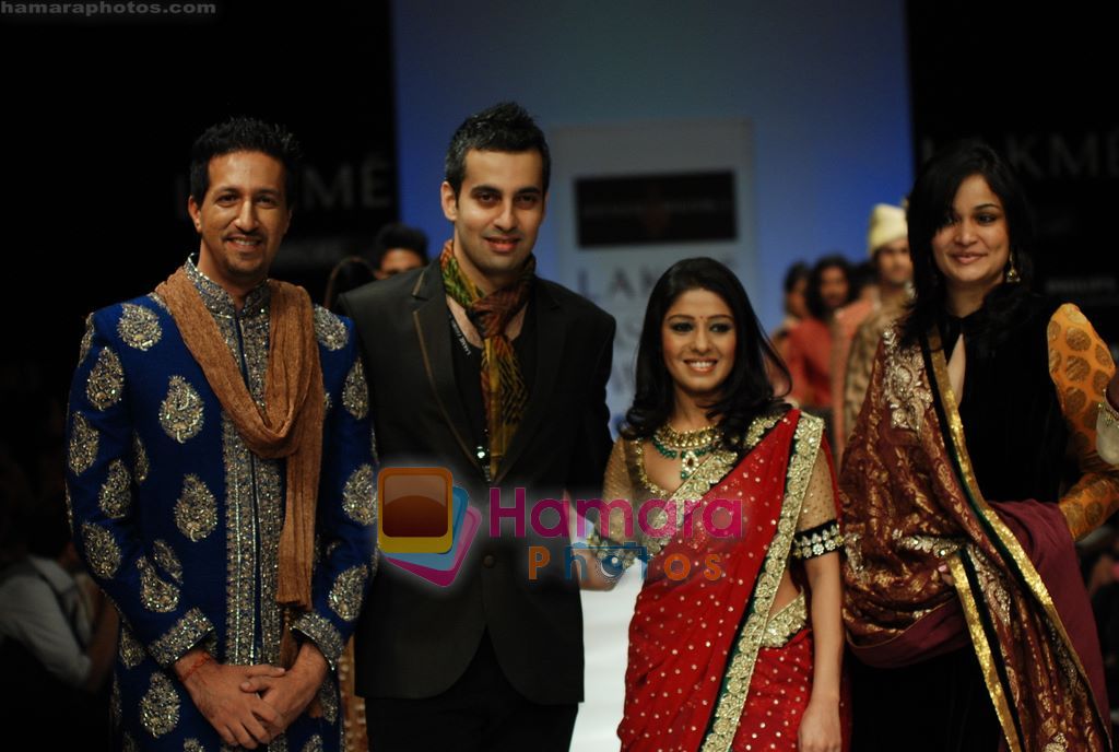 Sunidhi Chauhan, Sulaiman Merchant walks the ramp for Shyamal Bhumika Show at Lakme Winter fashion week day 4 on 20th Sept 2010 