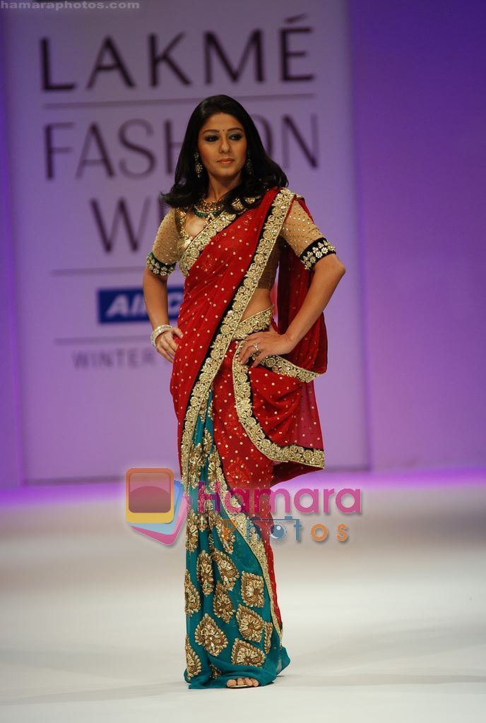 Sunidhi Chauhan walks the ramp for Shyamal Bhumika Show at Lakme Winter fashion week day 4 on 20th Sept 2010 