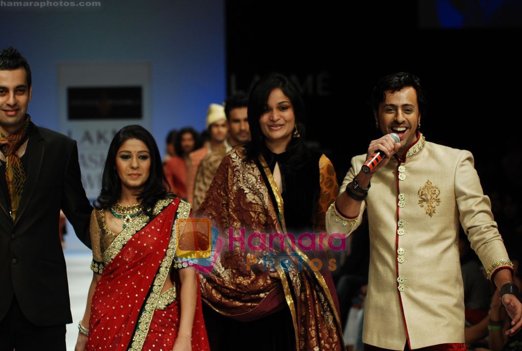 Sunidhi Chauhan walks the ramp for Shyamal Bhumika Show at Lakme Winter fashion week day 4 on 20th Sept 2010 