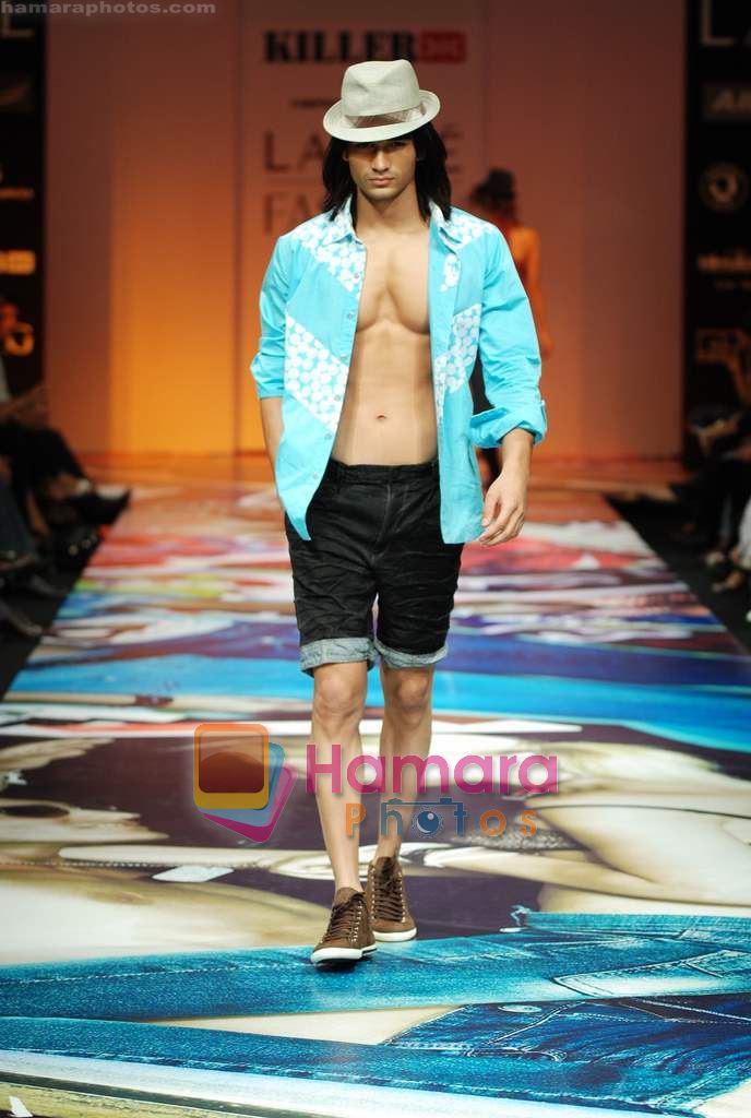 Model walks the ramp for Narendra Kumar Show at Lakme Winter fashion week day 4 on 20th Sept 2010 