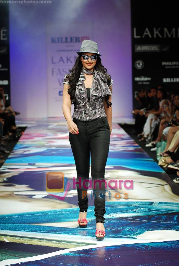 Sonakshi Sinha walks the ramp for Narendra Kumar Show at Lakme Winter fashion week day 4 on 20th Sept 2010 