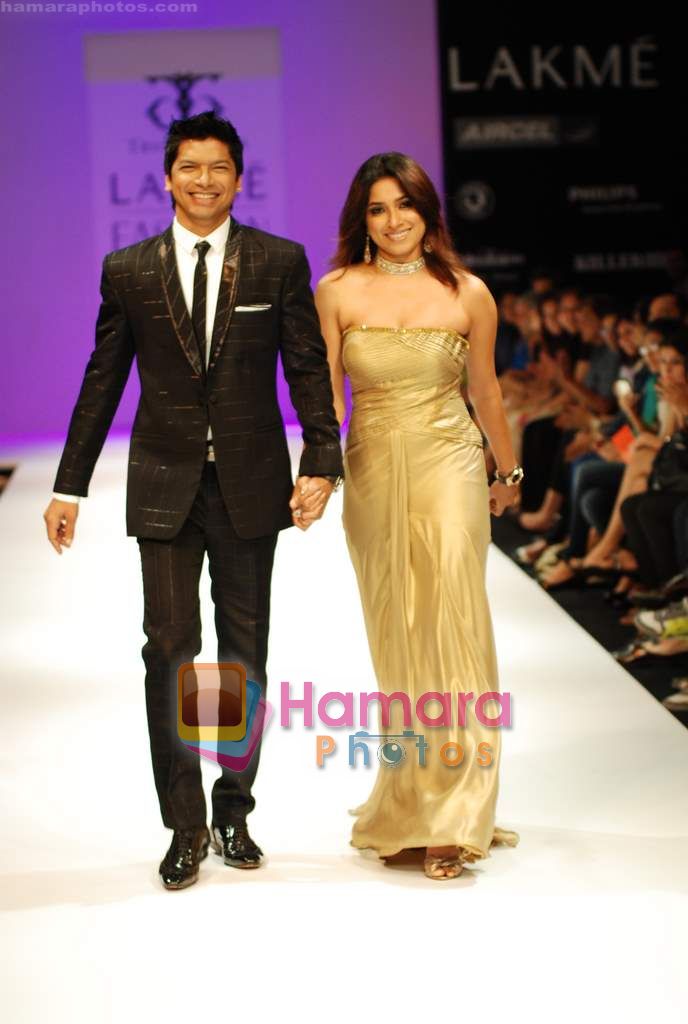 Shaan walks the ramp for Tory Costa Show at Lakme Winter fashion week day 4 on 20th Sept 2010 