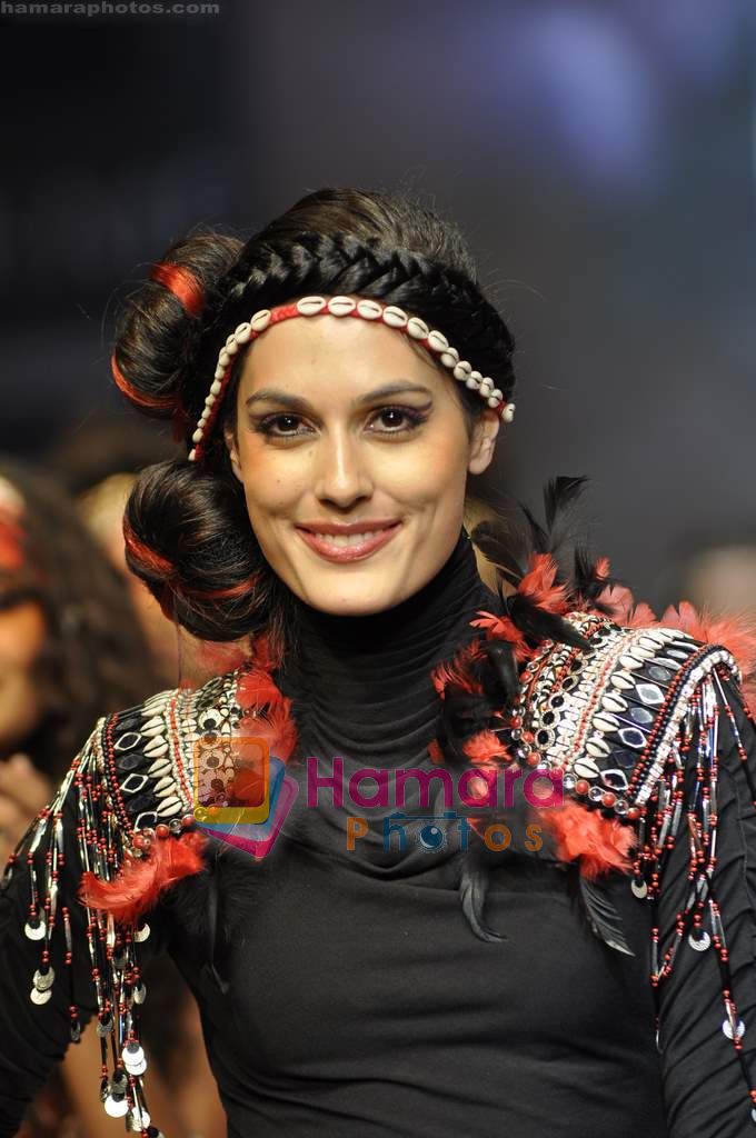 Model walks the ramp for Malini Ramani Show at Lakme Winter fashion week day 5 on 21st Sept 2010 