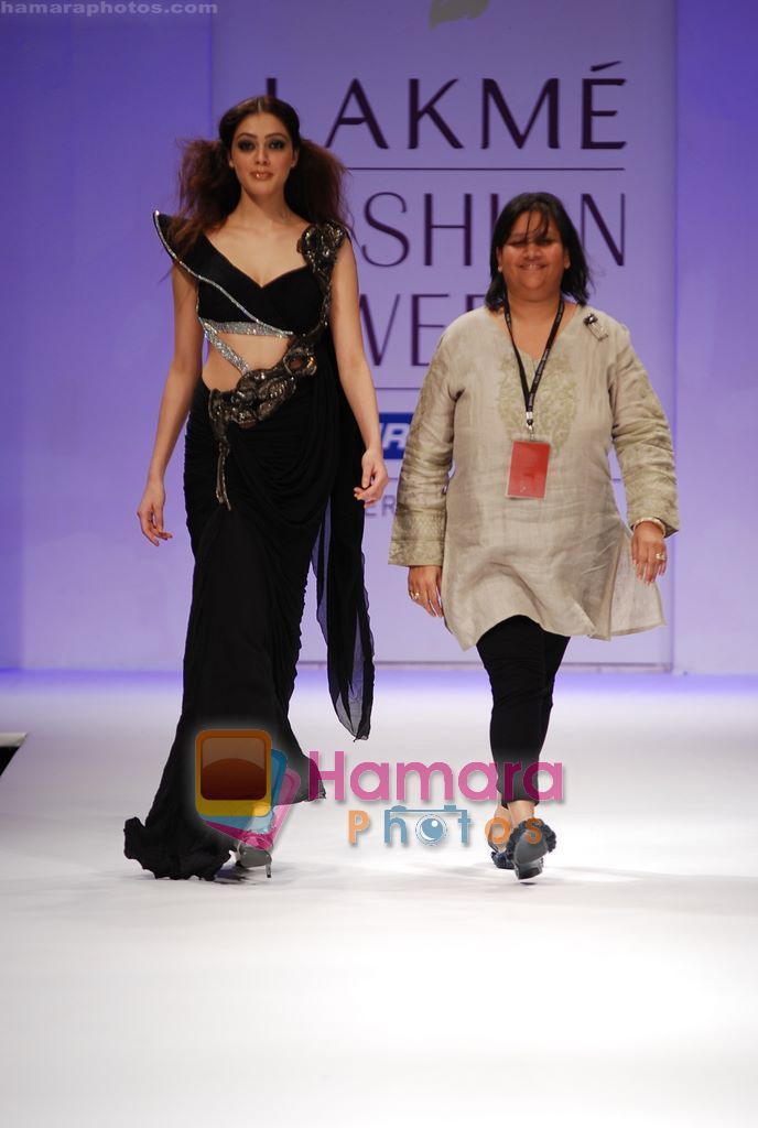 Aushima Sawhney walks the ramp for Sulakshana Show at Lakme Winter fashion week day 5 on 21st Sept 2010 