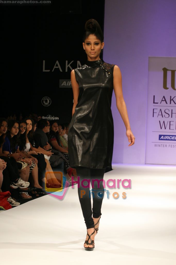Model walks the ramp for Manju Agarwal Show at Lakme Winter fashion week day 5 on 21st Sept 2010 
