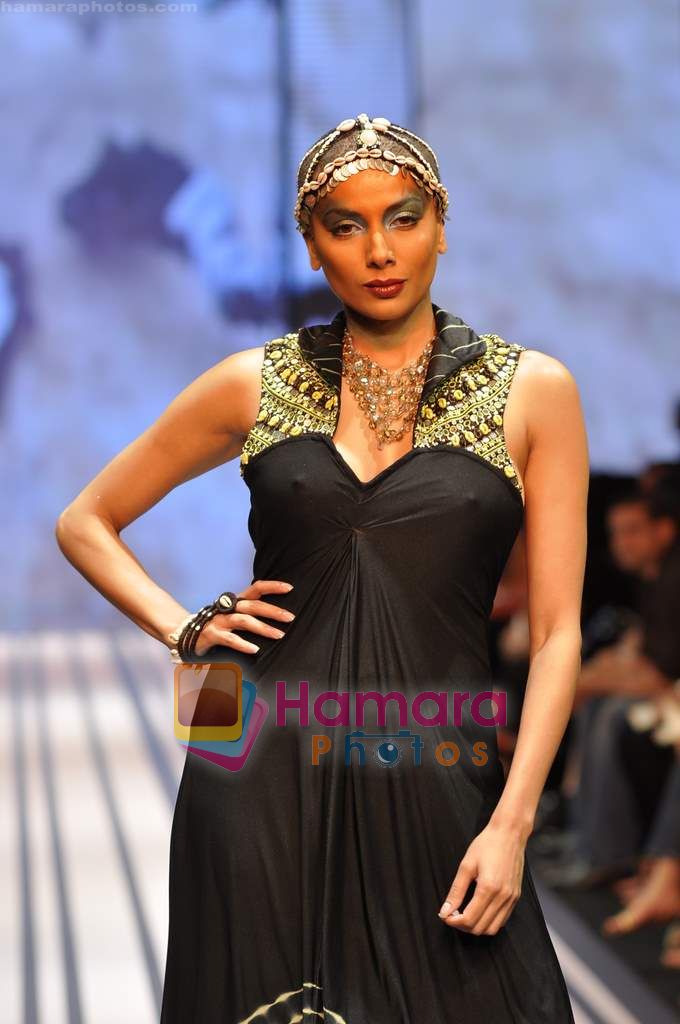 Model walks the ramp for Malini Ramani Show at Lakme Winter fashion week day 5 on 21st Sept 2010