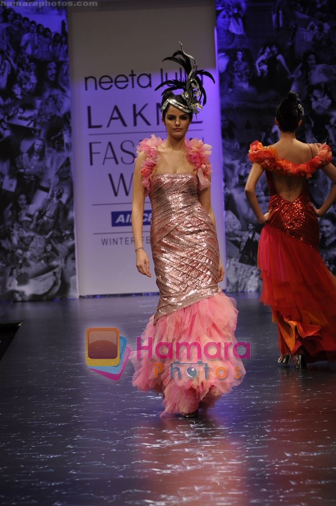 Model walks the ramp for Neeta Lulla Show at Lakme Winter fashion week day 5 on 21st Sept 2010 